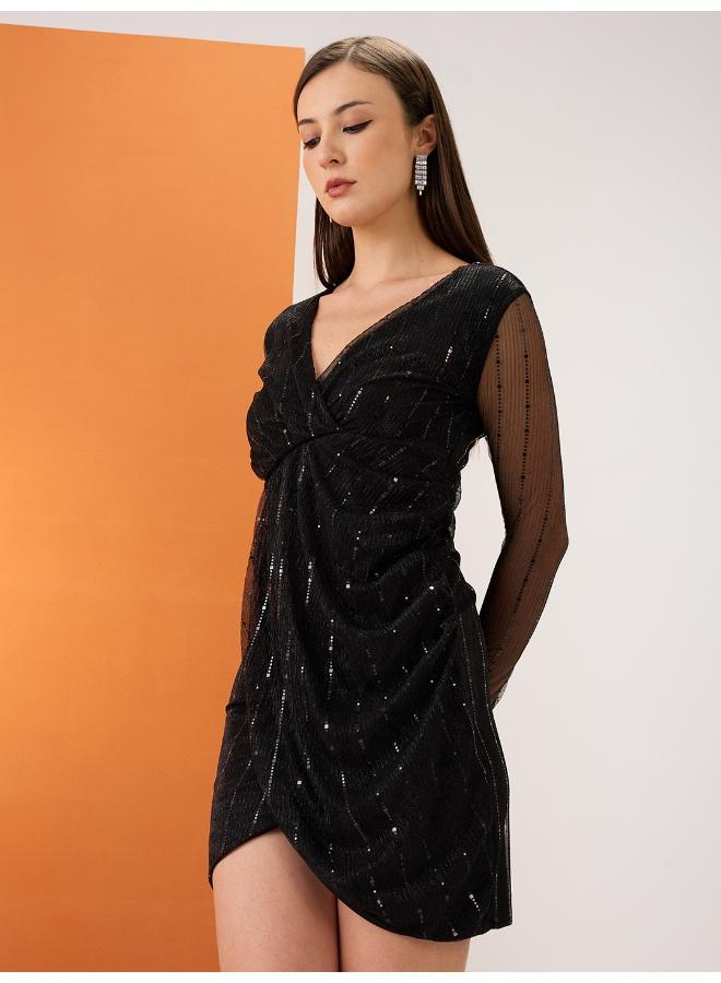 جلو باص فستان سهرة قصير ضيق أسود بياقة  مزين بالترتر وفتحة جانبية - Image 3